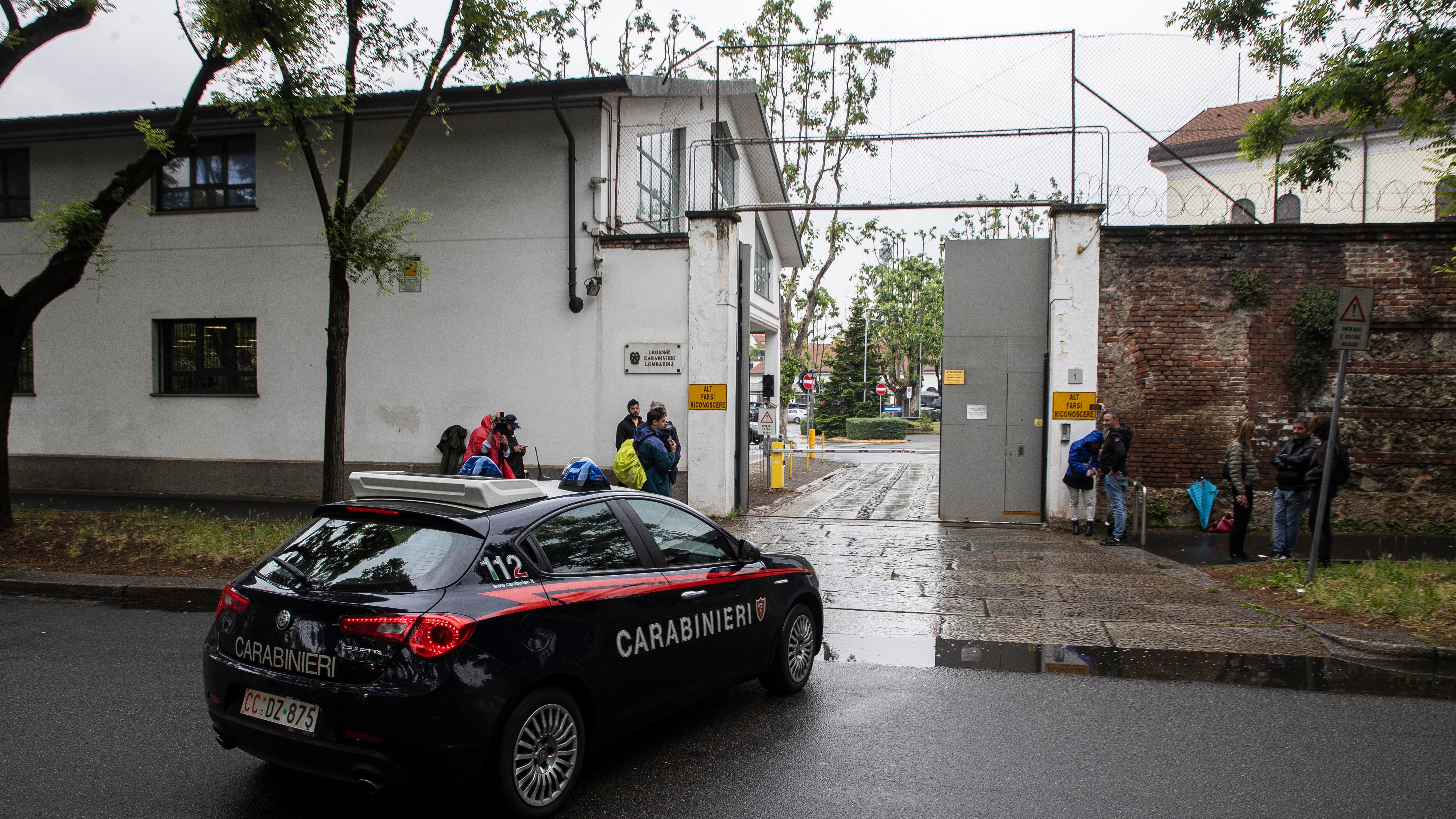 La teoria del rifiuto e i legami personali. Le gemelle Cappa in caserma per 4 ore