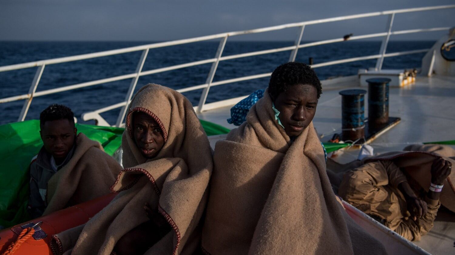 Migranti, l'Austria ad Alfano: "Vanno bloccati a Lampedusa"