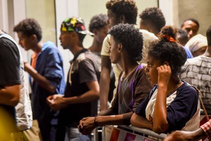 Migranti, l'hub di via Sammartini al collasso 20