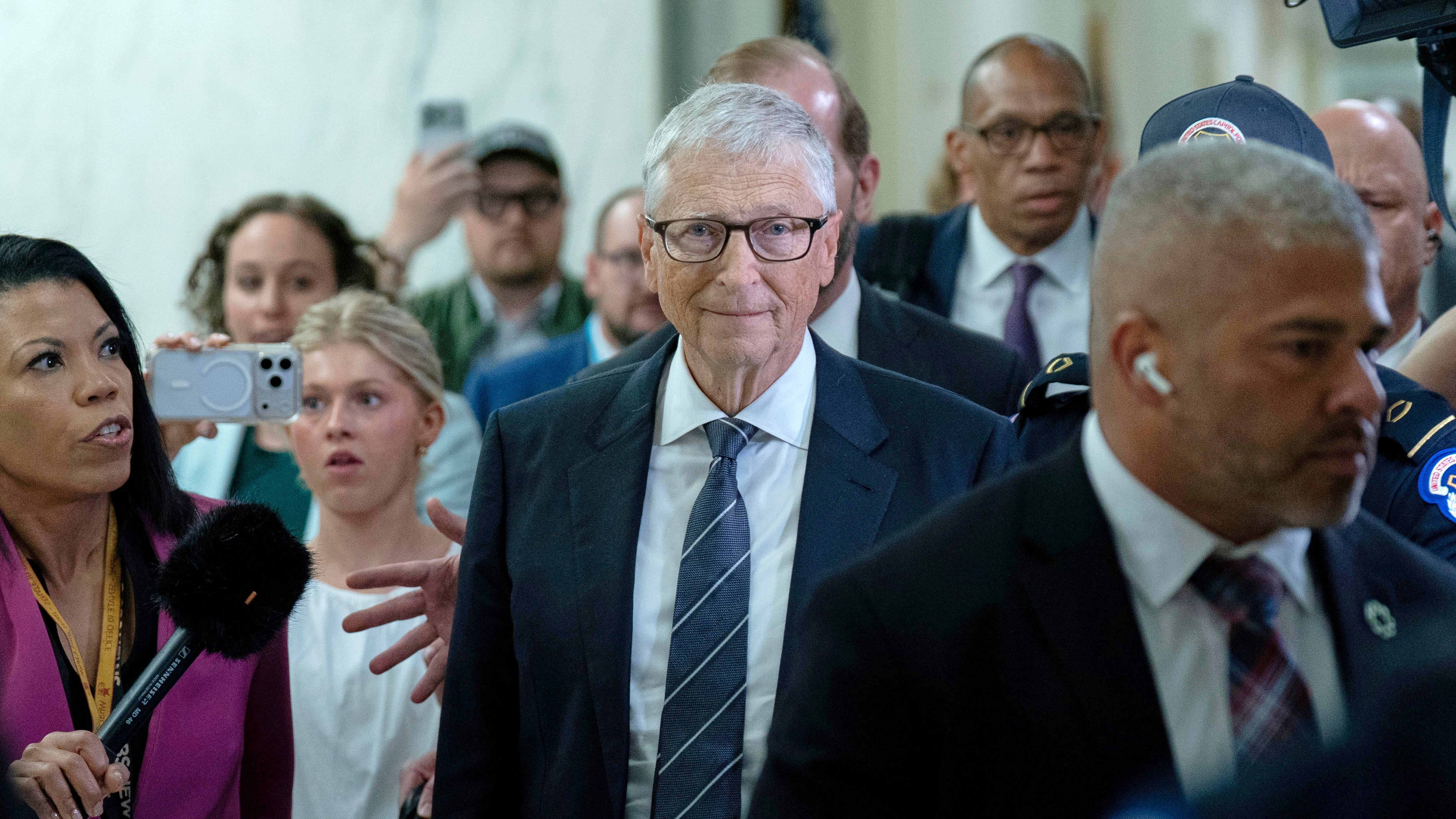 Gates davanti al Congresso per il caso Epstein. "Non dovevo incontrarlo. L'isola? Mai stato"