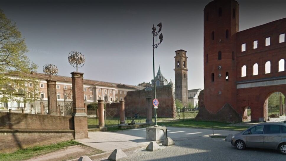 Torino, sudanese si denuda e fa i bisogni davanti a donne e bimbi
