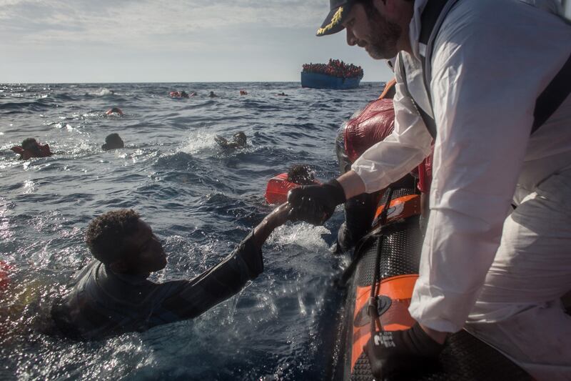 Migranti, naufraga un barcone al largo della Libia 10