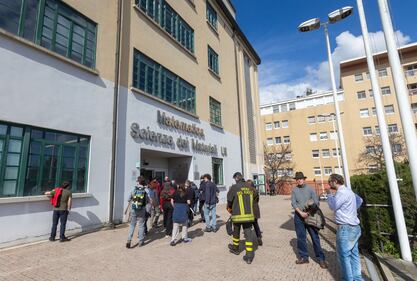 Milano, i vigili del fuoco al padiglione della Bicocca dopo la fuoriuscita di acido cloridrico 2