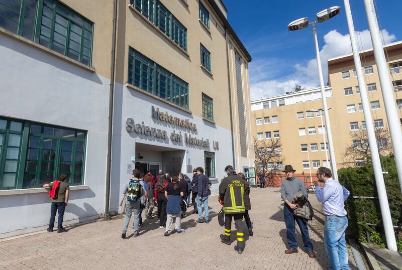 Milano, i vigili del fuoco al padiglione della Bicocca dopo la fuoriuscita di acido cloridrico 2