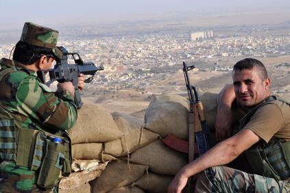 Postazione Peshmerga sulla collina che domina Sinjar occupata dalle bandiere nere