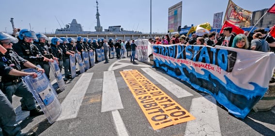 Manifestazione degli antagonisti a Napoli