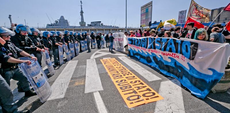 Manifestazione degli antagonisti a Napoli