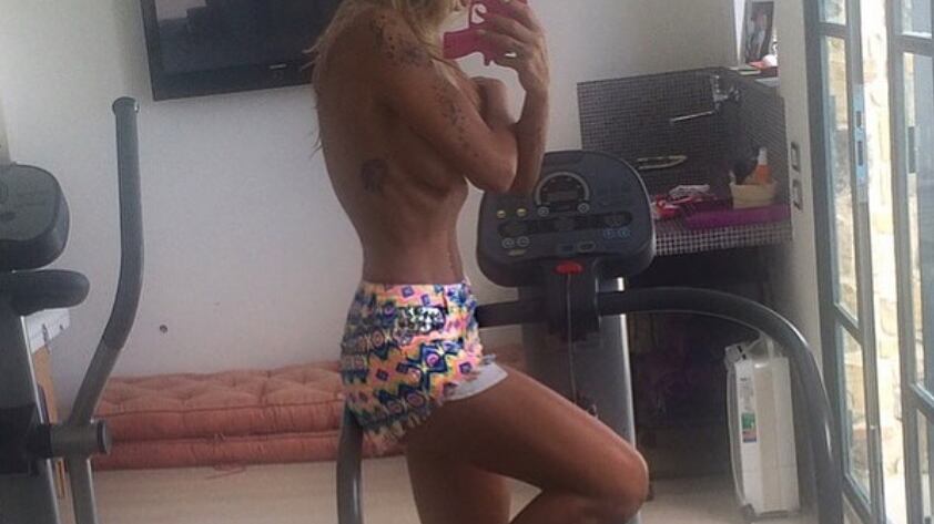 Guendalina Canessa troppo magra, sui social insorgono: "Mostri le costole?"