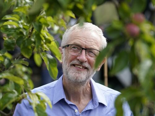 Labour, colpo a Corbyn: sfiducia a mezzo stampa