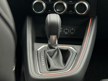 Renault Clio E-Tech: guarda la gallery della citycar ibrida francese 18
