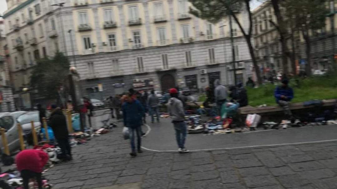Napoli, blitz nel Vasto: sgombrato mercatino abusivo