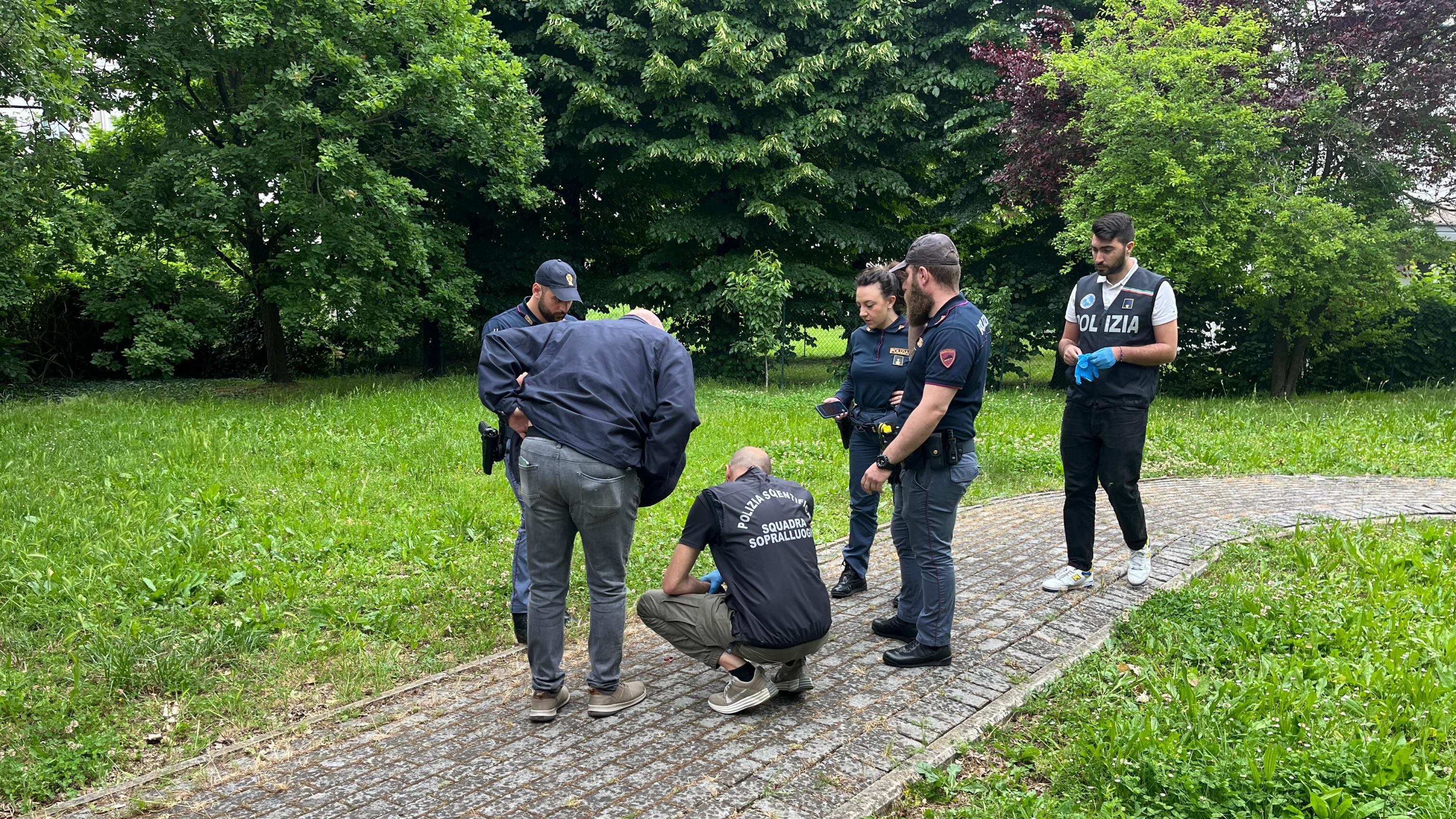 Feto abbandonato in un parco. Il ritrovamento choc a Parma