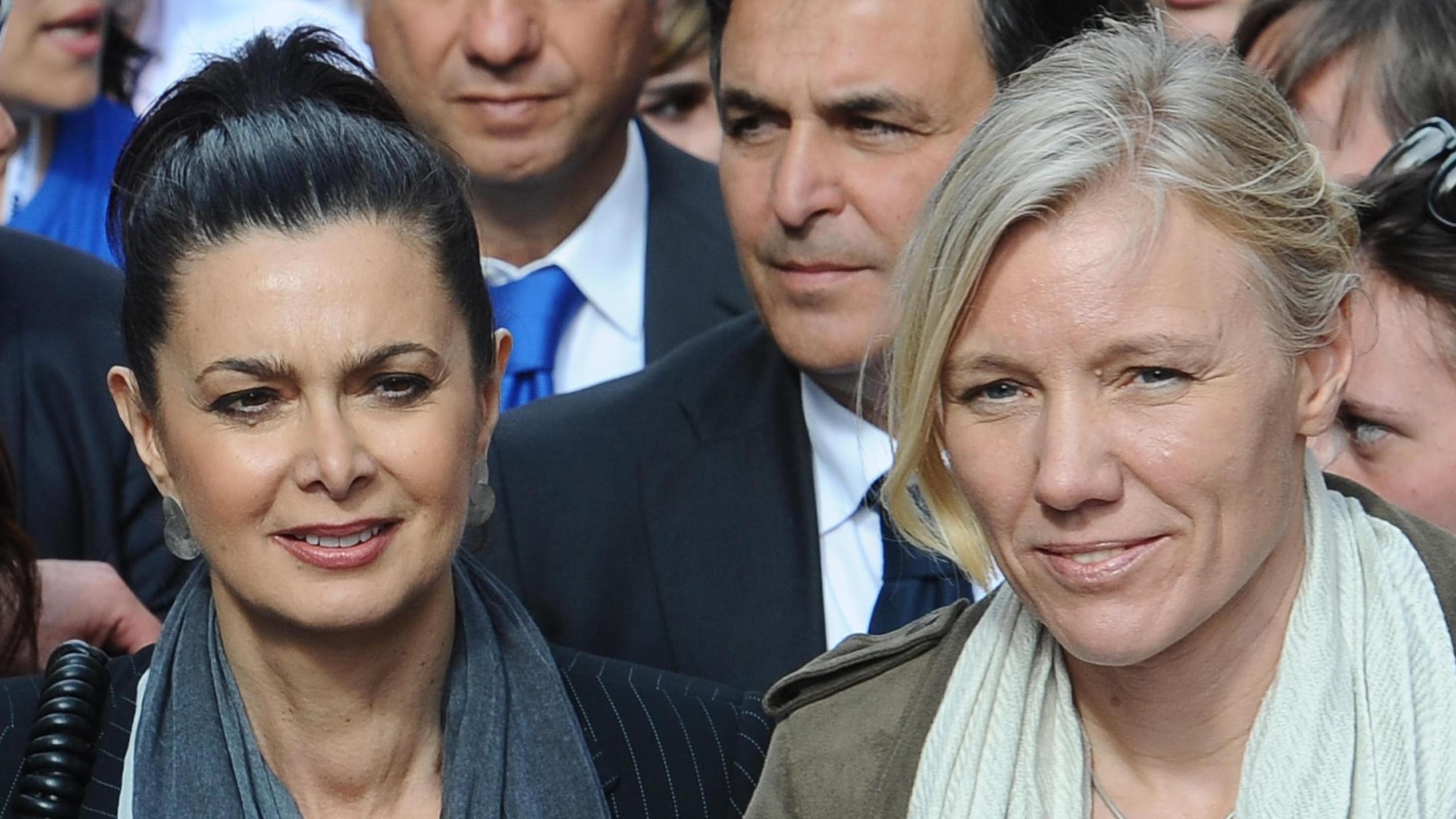 Le prevedibili lady rosse che accorrono al gay pride