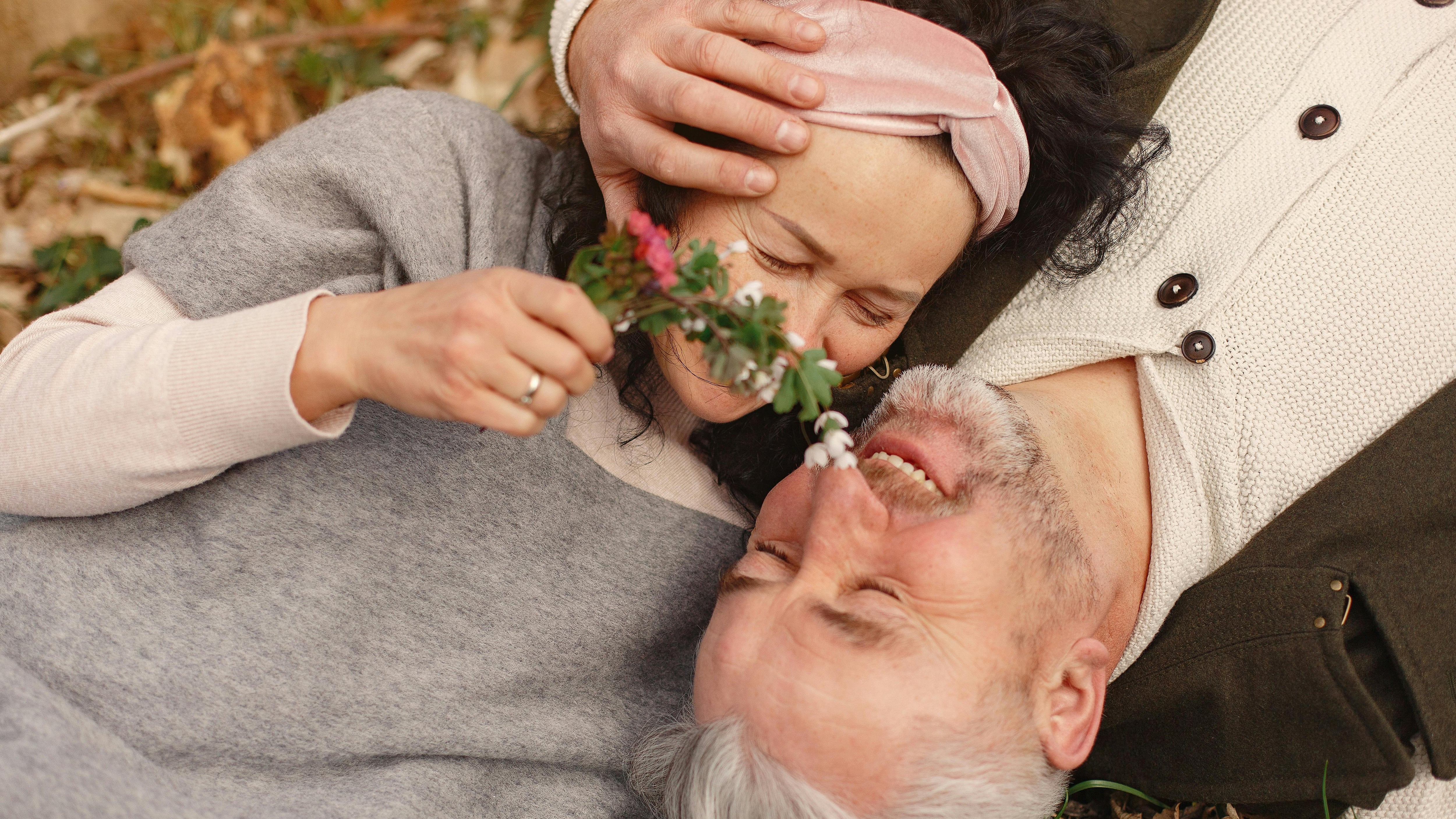 5 uomini per una relazione d'amore folle che si possono incontrare dopo i 50 anni