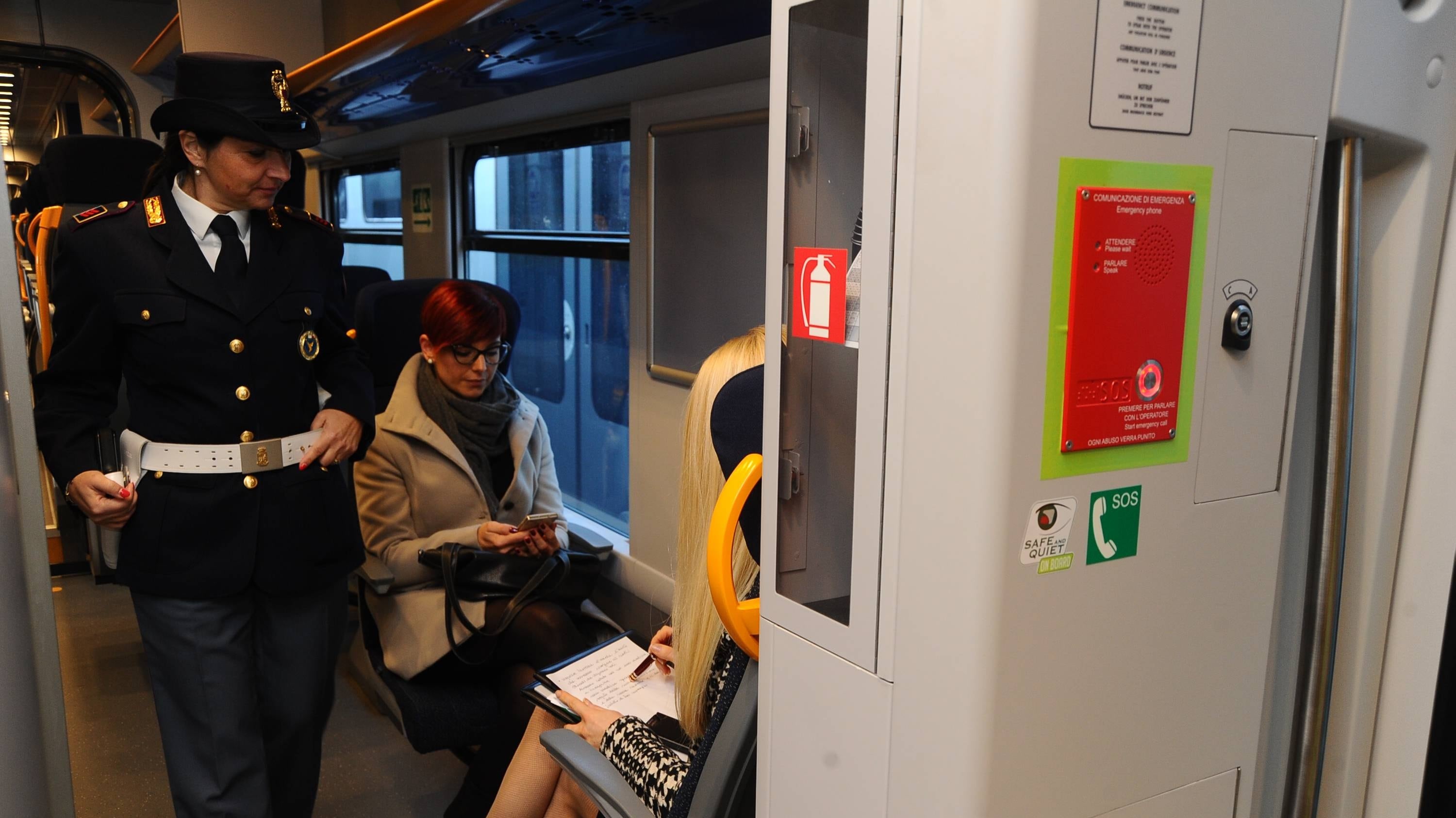 Sul treno e in stazione calci e pugni a 4 poliziotti