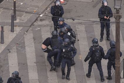 Parigi, scontri fra polizia e gilet gialli vicino l'Arco di Trionfo 10