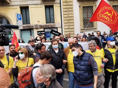 Milano, la piazza contesta il Pd  1
