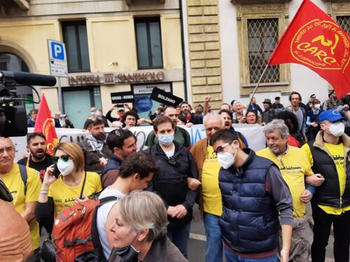 "I servi della Nato fuori dal corteo". Slogan e striscioni contro il Pd
