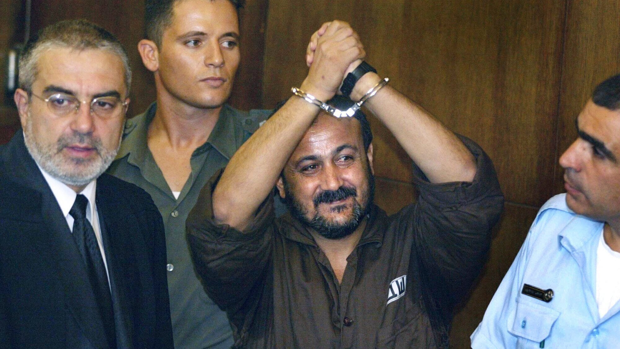 L'Intifada, i 5 ergastoli, le Brigate di Al-Aqsa: chi è Barghuti, il leader della "terza via" palestinese
