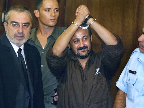 L'Intifada, i 5 ergastoli, le Brigate di Al-Aqsa: chi è Barghuti, il leader della "terza via" palestinese