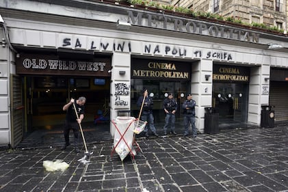 Scritte contro Salvini a Napoli 4
