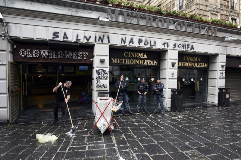 Scritte contro Salvini a Napoli 4