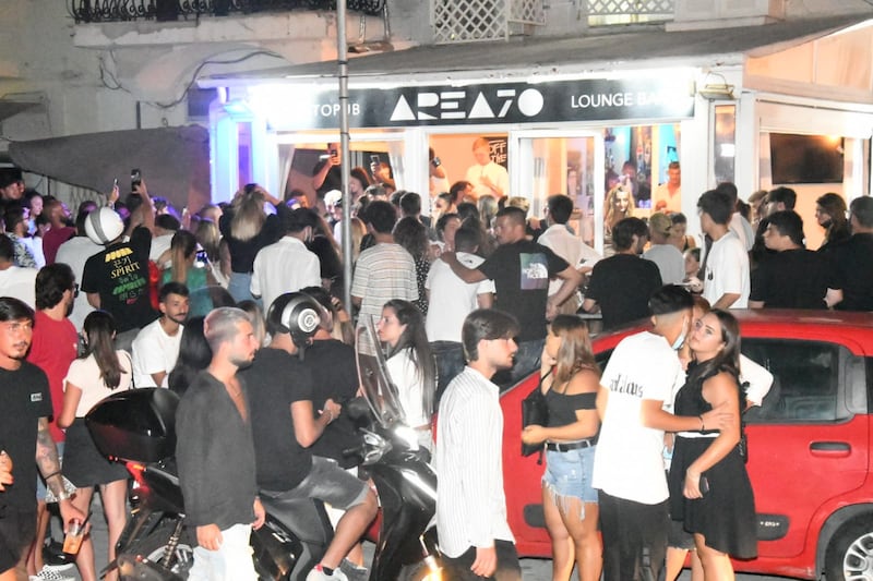 Nonostante i divieti di ballo e assembramenti non si ferma la movida 9
