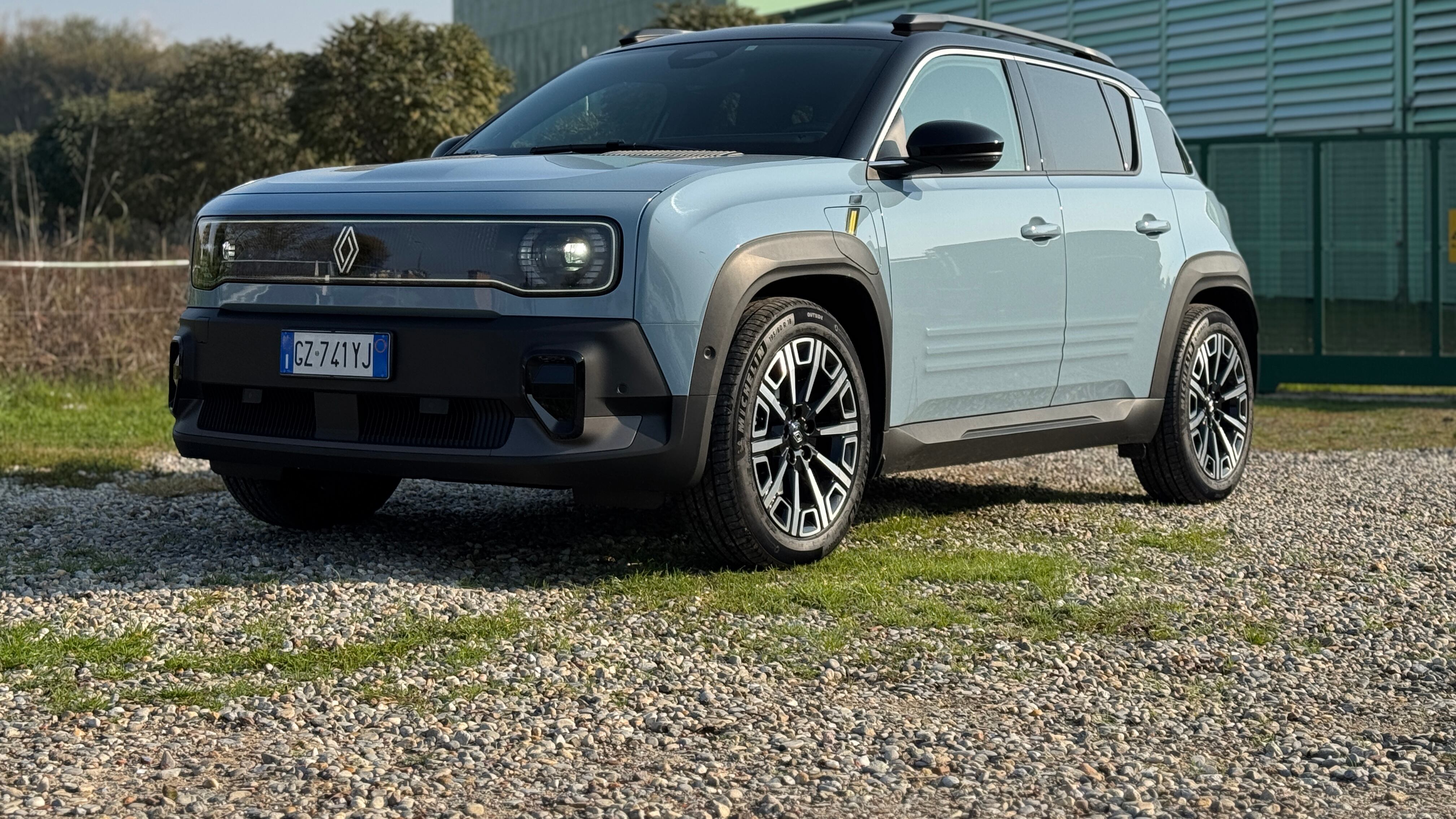 Renault 4 E-Tech: l’icona che torna elettrica con più spazio, più tecnologia ma lo stesso spirito pratico
