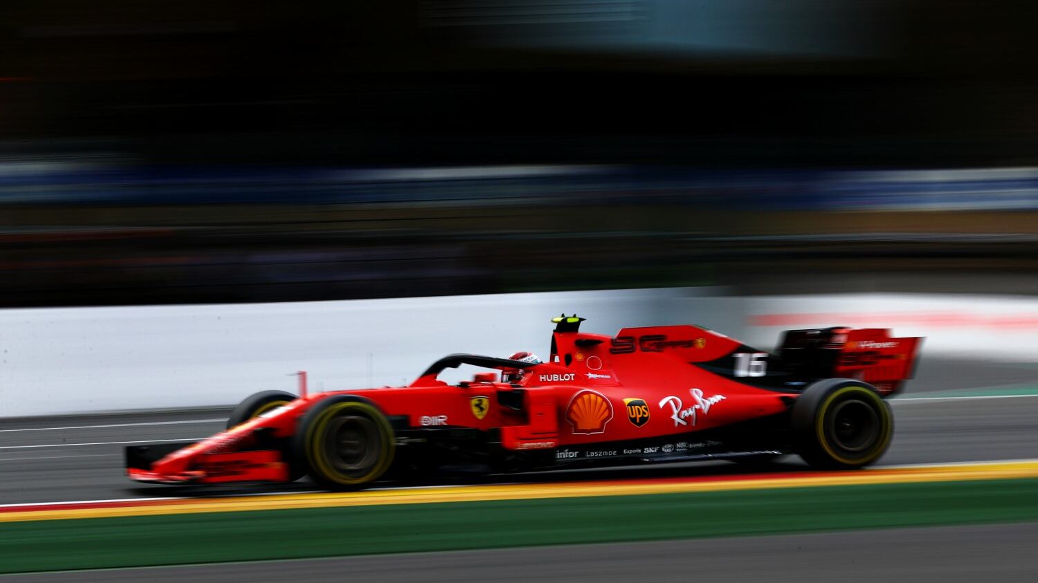 Piazza Duomo diventa rossa: delirio per Vettel e Leclerc