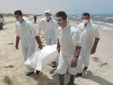 I cadaveri dei migranti sulla spiaggia libica 1