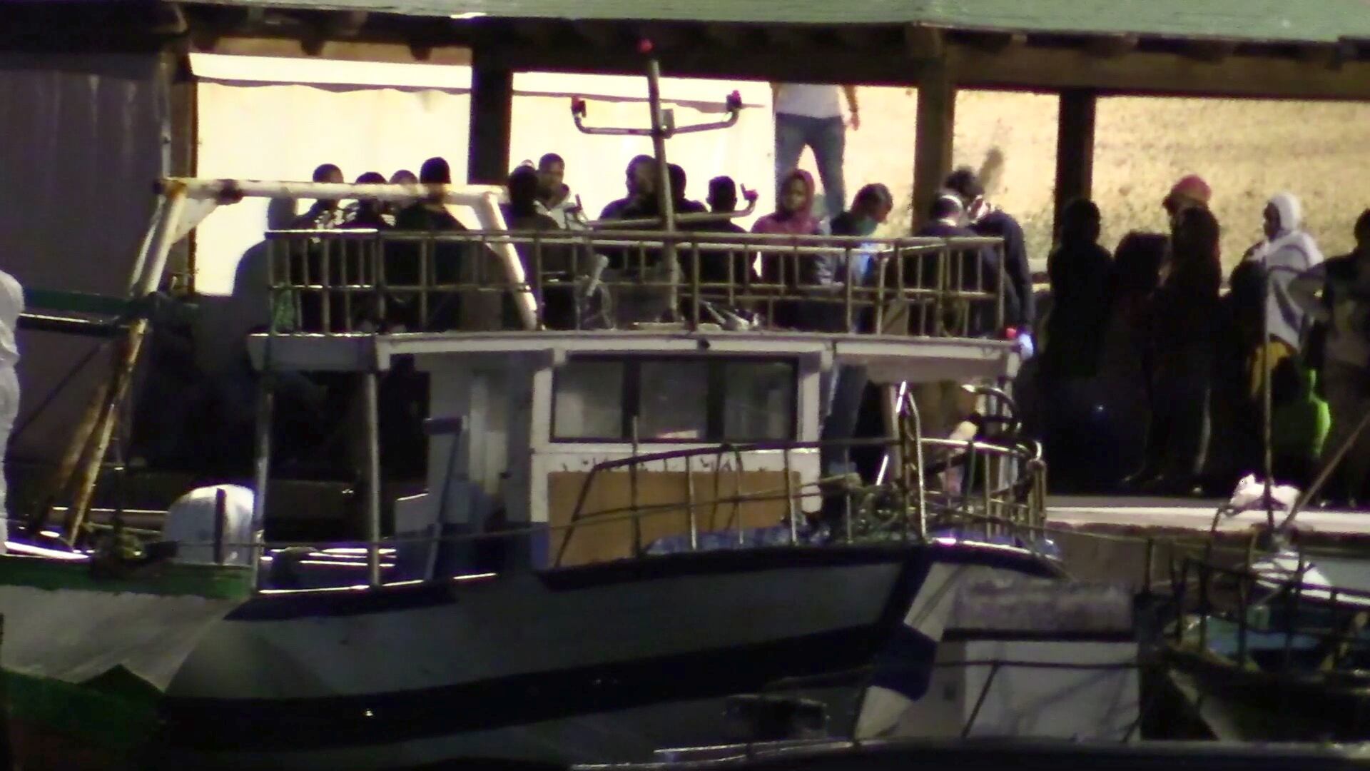 Un cargo ci scarica i migranti: a Porto Empedocle con 79 a bordo
