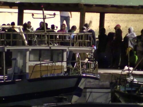 Un cargo ci scarica i migranti: a Porto Empedocle con 79 a bordo