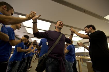 Tutti in coda agli Apple store 4