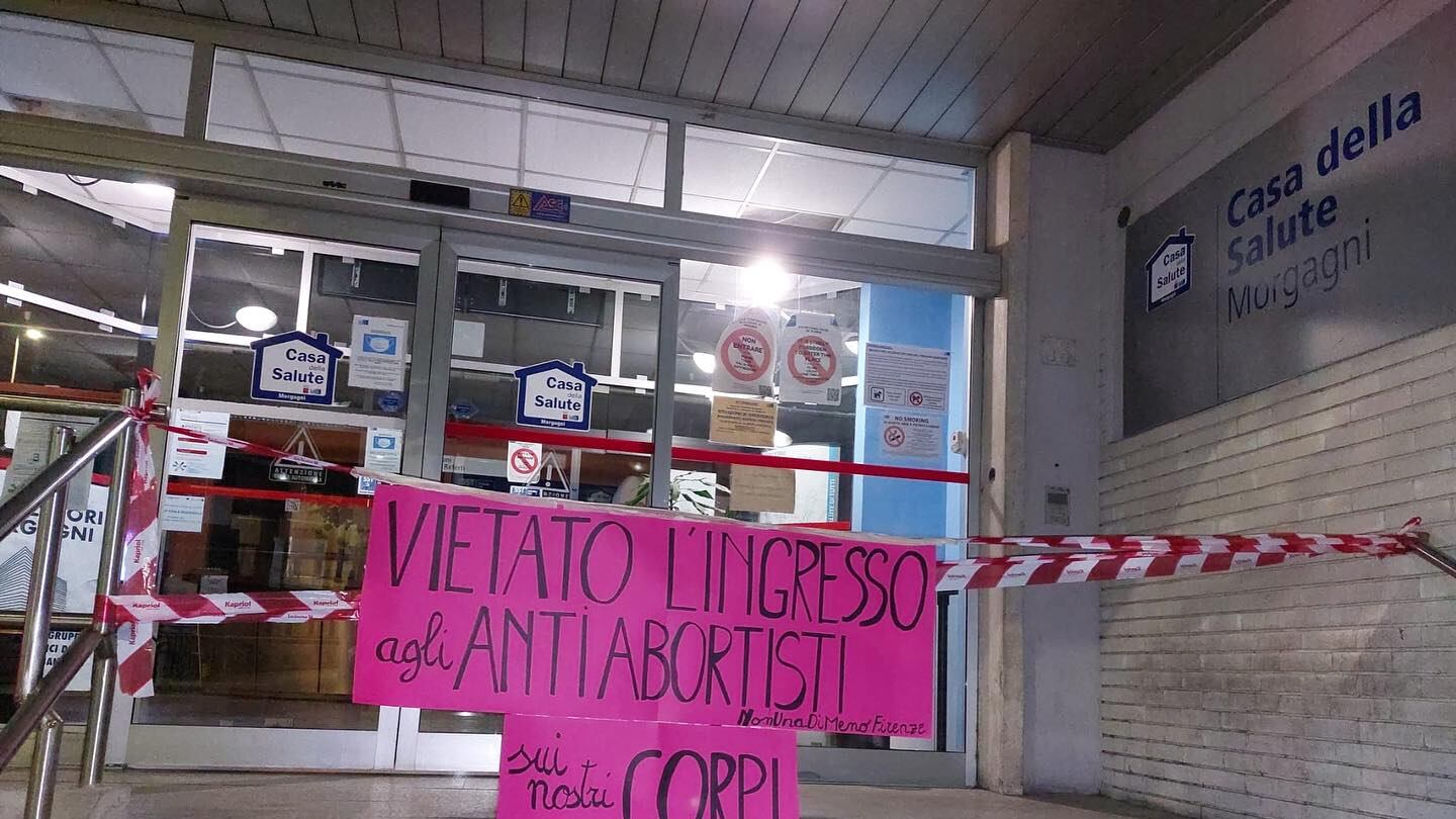 "Vietato l'ingresso agli antiabortisti". Il surreale attacco delle femministe