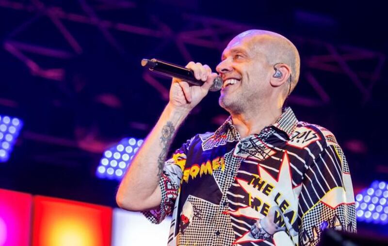 Al concerto per la Romagna Elly canta scatenata per Max Pezzali e gli 883 disprezzati a sinistra