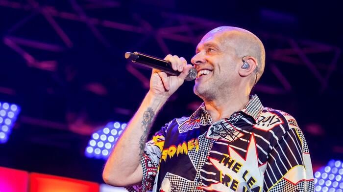 Al concerto per la Romagna Elly canta scatenata per Max Pezzali e gli 883 disprezzati a sinistra