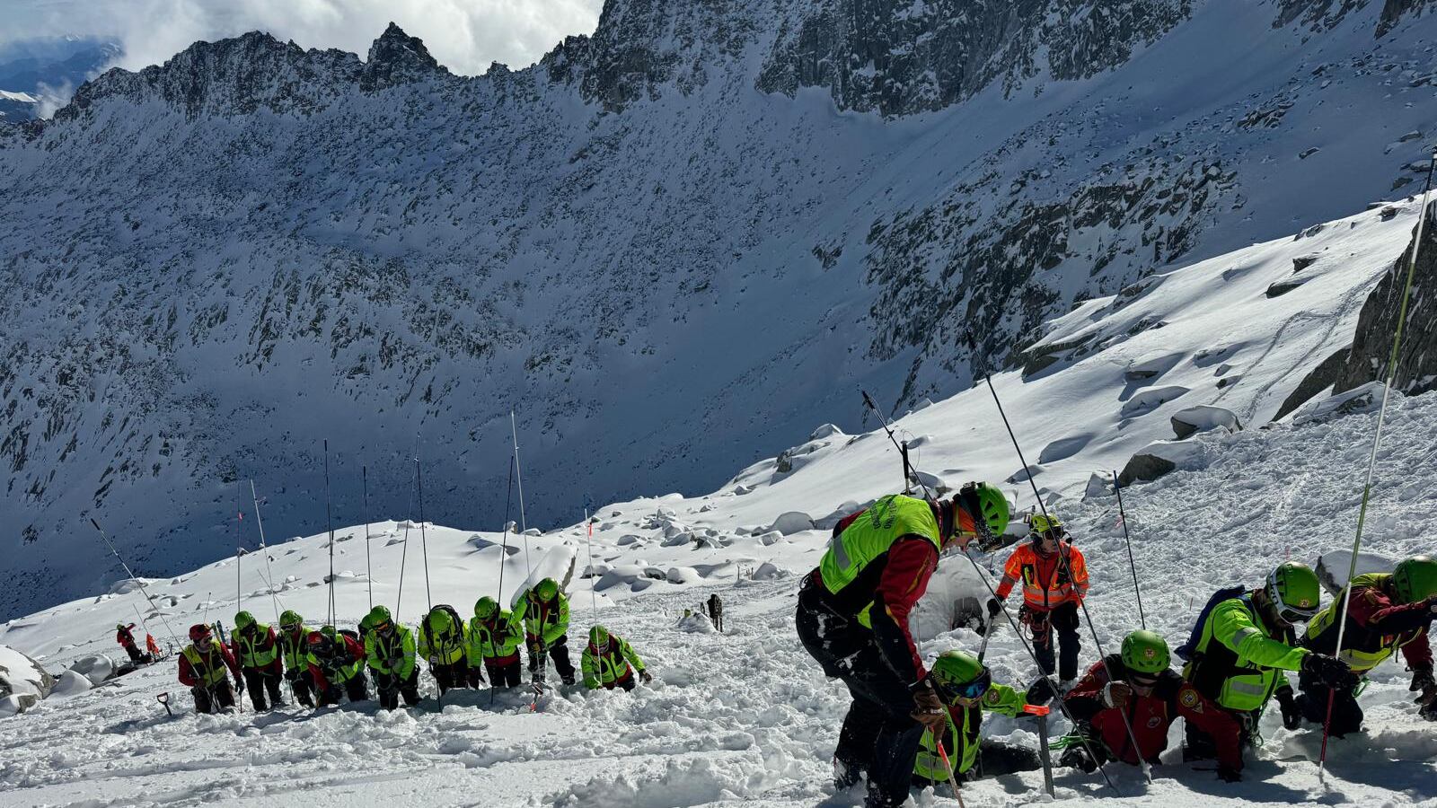 Adamello, sono riprese le ricerche dell'alpinista inglese. Il compagno trovato morto