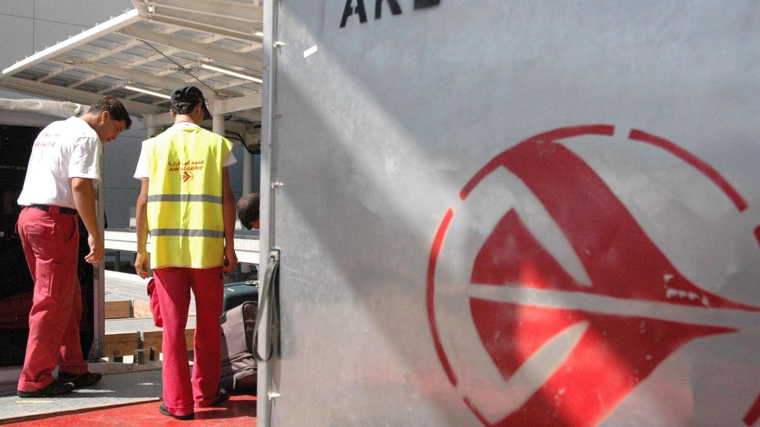 Cade un altro aereo, è giallo: 116 morti nel deserto africano