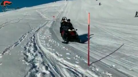 Lattine di alcolici nella neve: il nascondiglio scoperto dai carabinieri