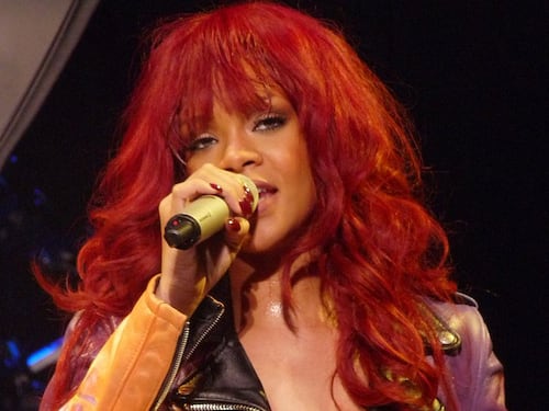 Ruba un'ostrica a Rihanna. Lei gli chiede 250 sterline