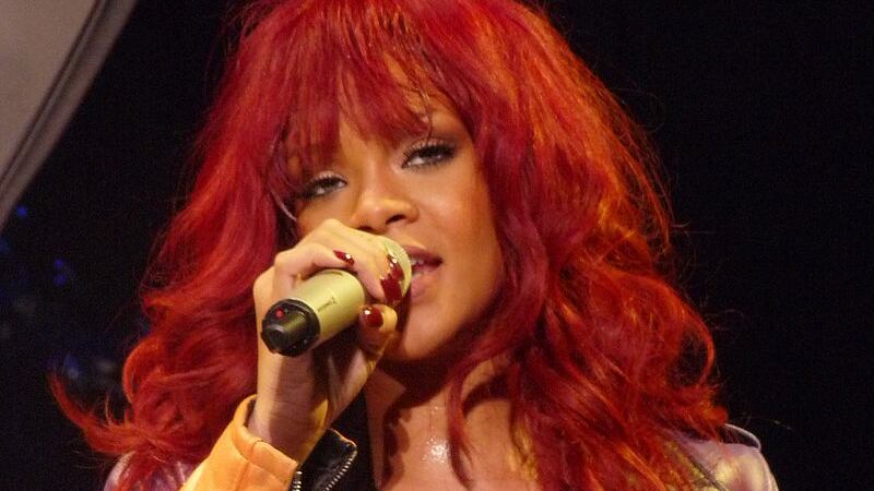 Ruba un'ostrica a Rihanna. Lei gli chiede 250 sterline