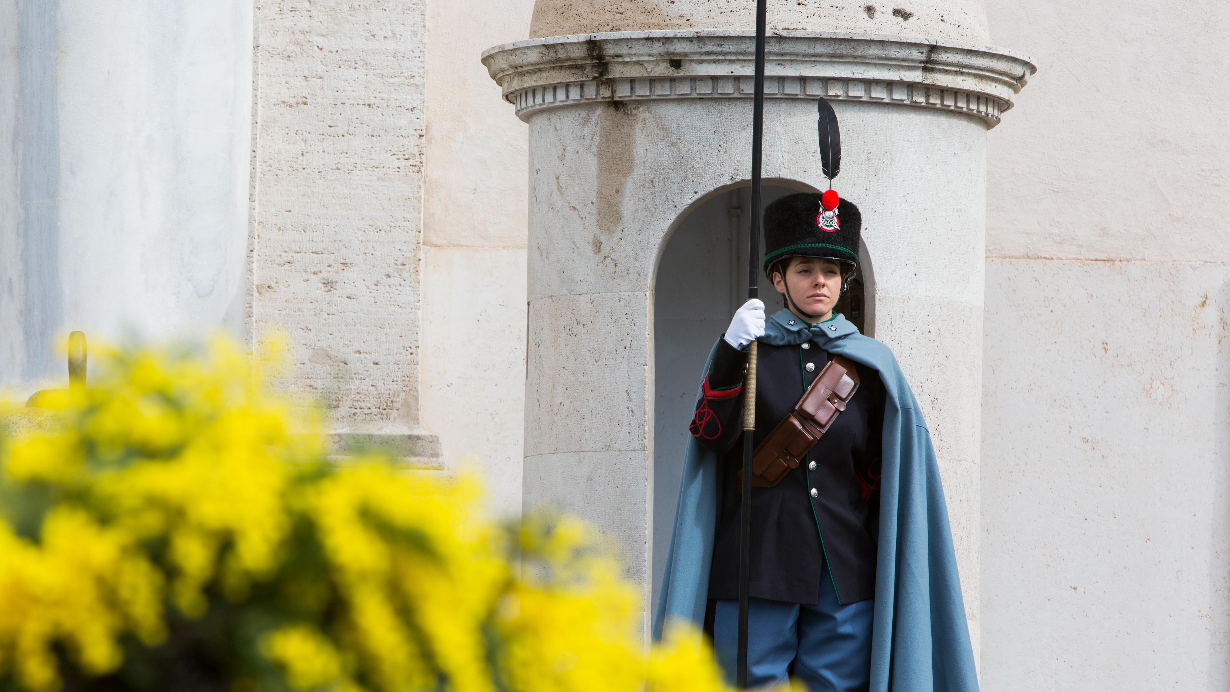 L'ultima follia femminista per la festa dell'8 marzo "Donne, fate sciopero"