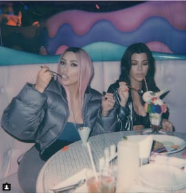Kim Kardashian, topless e capelli rosa sui social 6