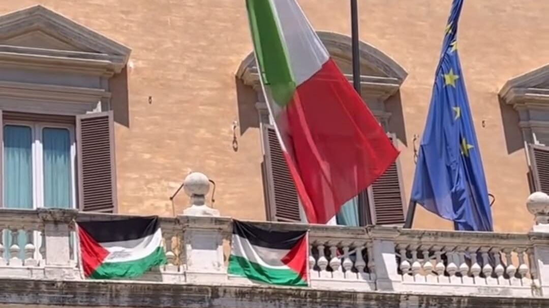 Bandiere della Palestina su Montecitorio: il blitz dell'ex deputato dei Verdi