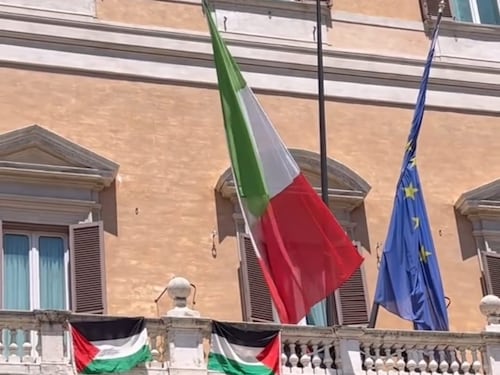 Bandiere della Palestina su Montecitorio: il blitz dell'ex deputato dei Verdi