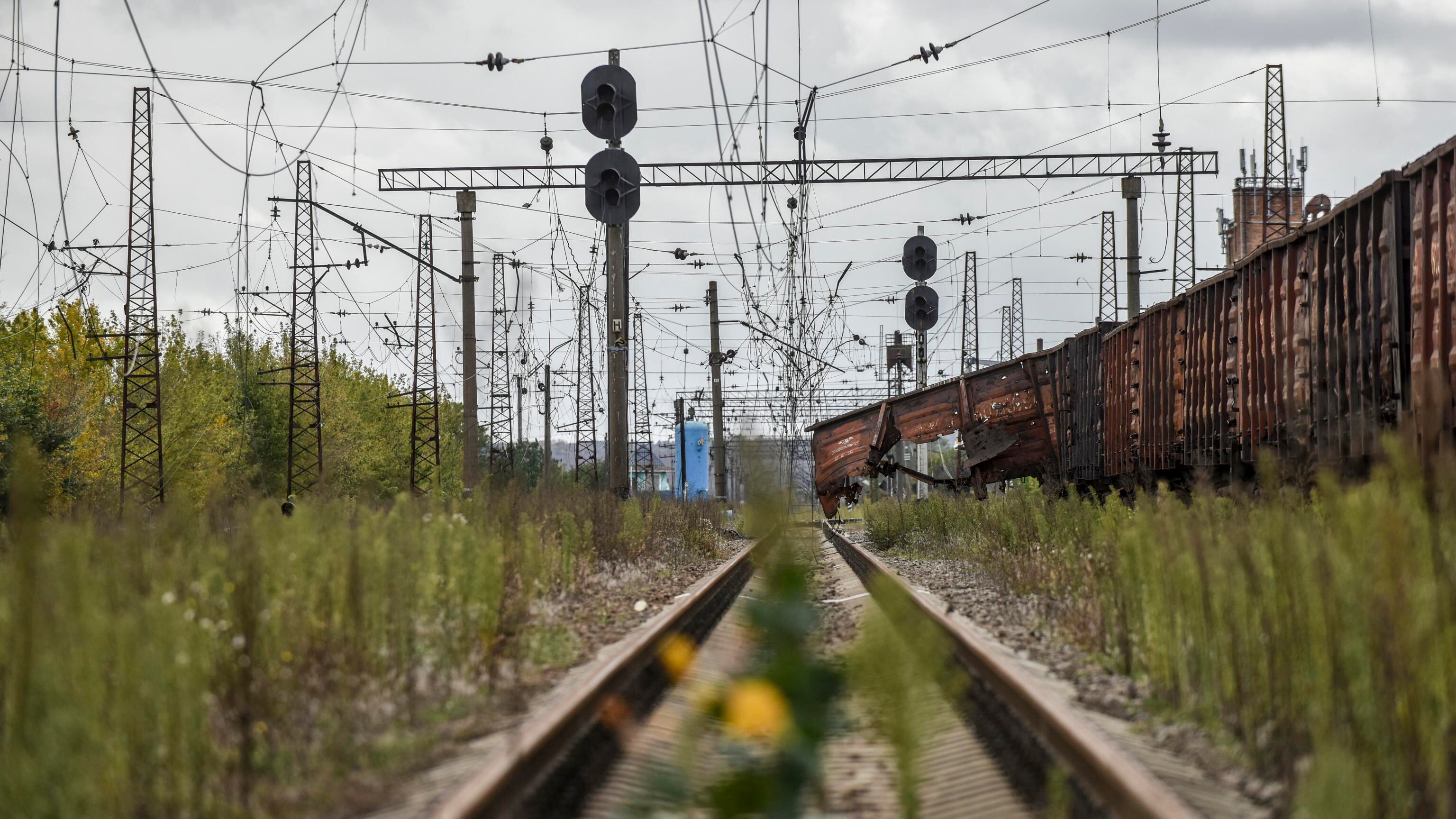 Sale su un treno in stazione. A 14 anni folgorato dai cavi