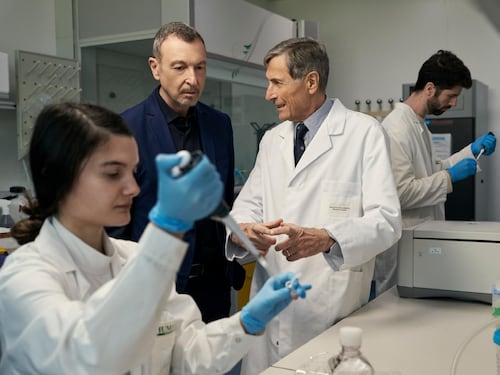 Una passeggiata tra scienza e futuro: Amadeus e Giovanna Civitillo per Fondazione Humanitas per la ricerca
