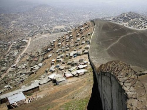 Così il "muro della vergogna'' divide Lima tra ricchi e poveri