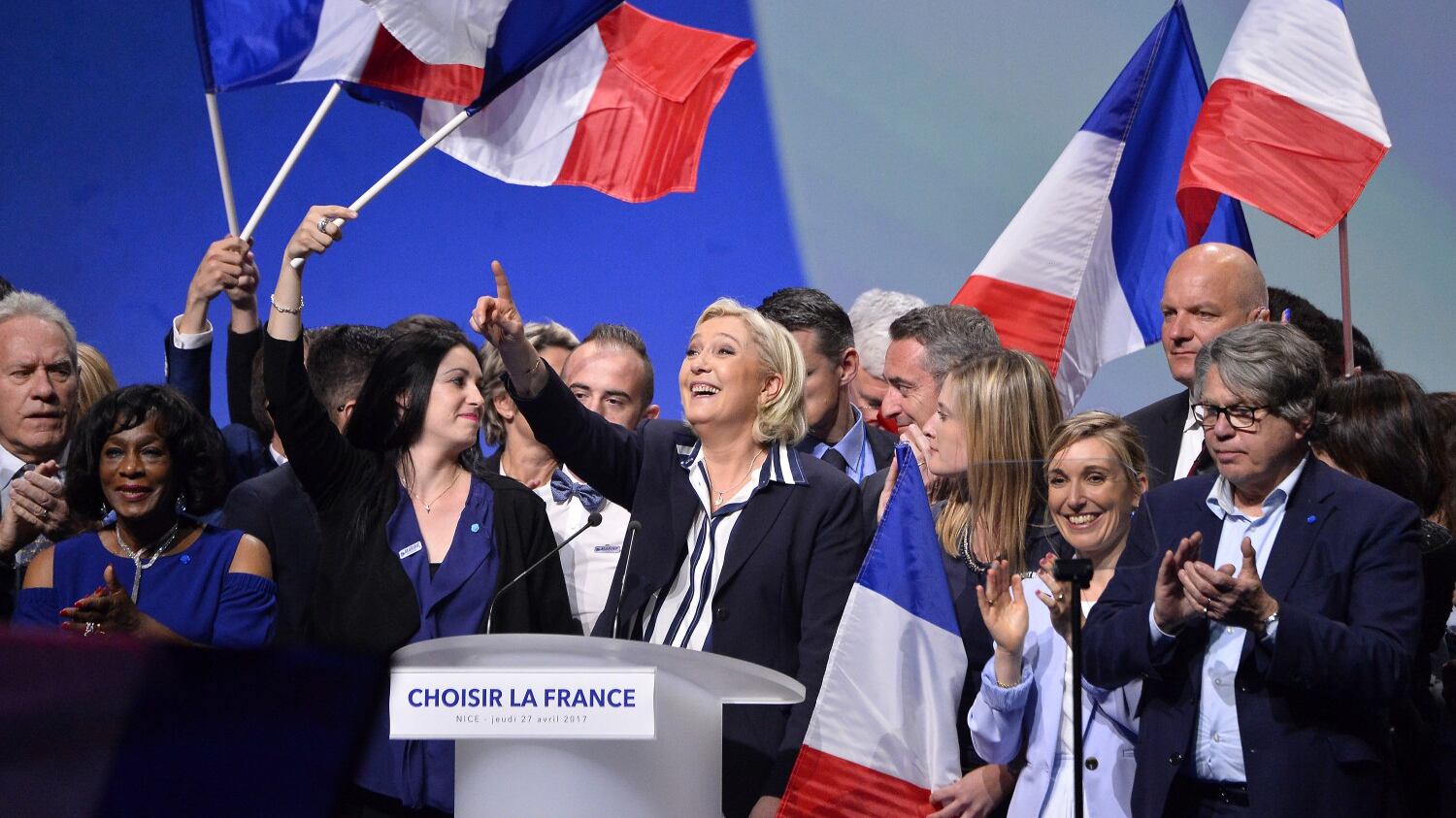 Marine sbeffeggia Macron: "Fa i suoi discorsi in inglese"
