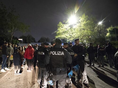 Residenti in strada e cassonetti bruciati: "Non vogliamo i rom"